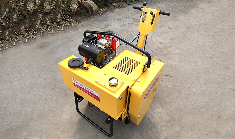 怎麽使用(yòng)小(xiǎo)型手扶式壓路機養護路面